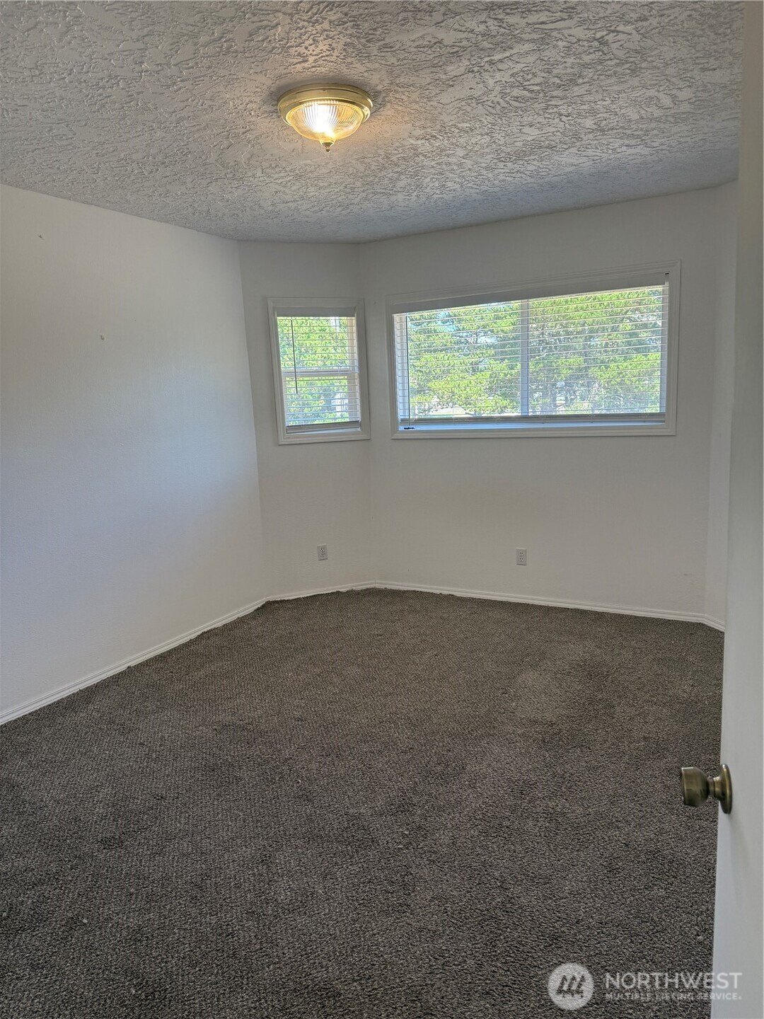 13208 Pacific Way Long Beach, WA 98631 - Photo 24 of 40 an empty room with windows