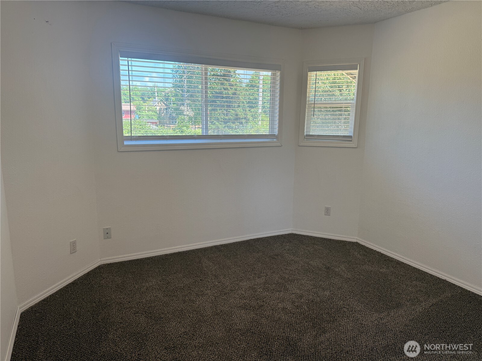 13208 Pacific Way Long Beach, WA 98631 - Photo 26 of 40 an empty room with a window