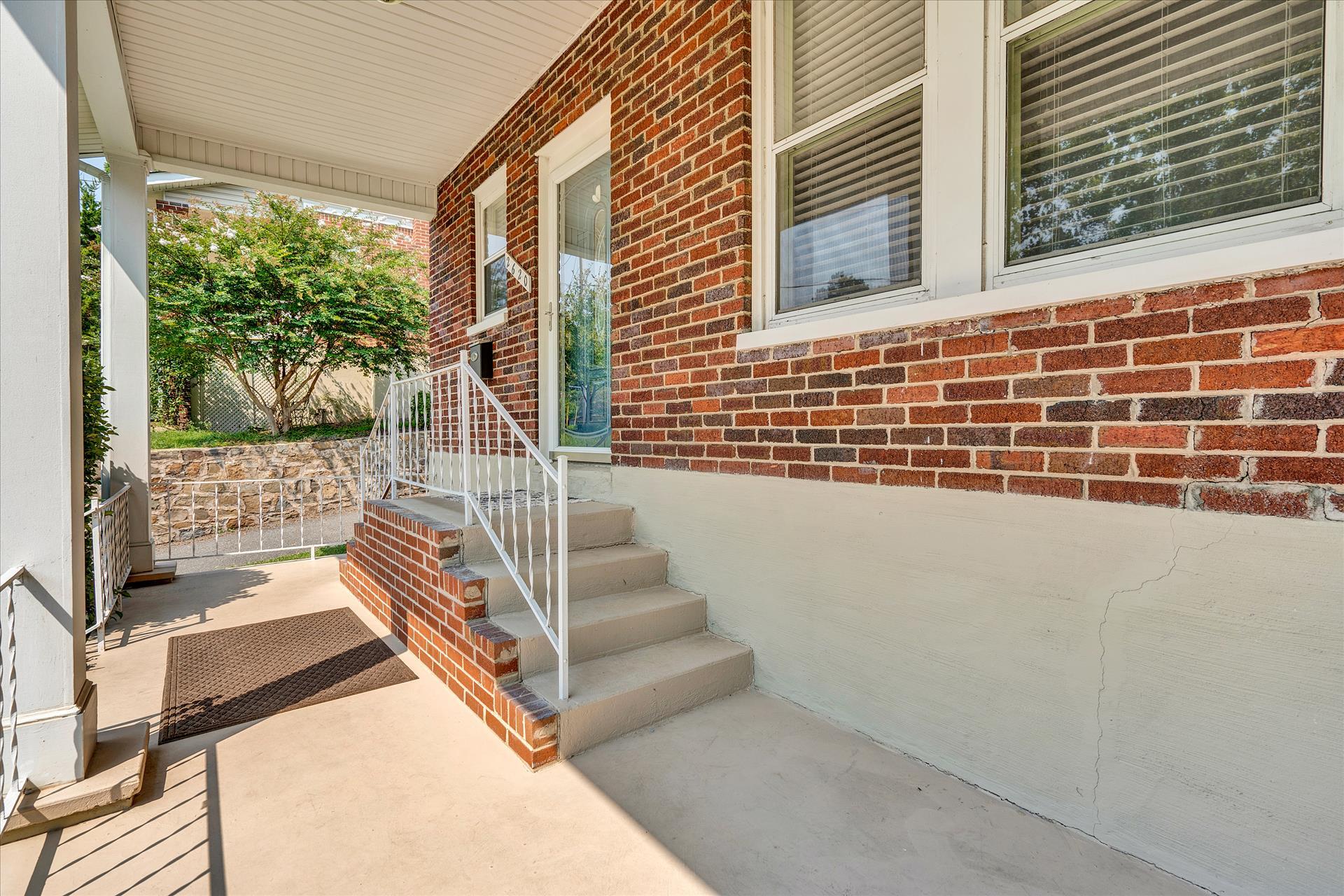 2620 Spring Road Southwest Roanoke, VA 24015 - Photo 4 of 32 DSC8585