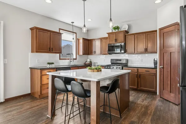 $565,000 | 21421 Hytrail Circle, Lakeville, MN 55044