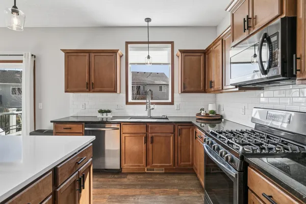 $565,000 | 21421 Hytrail Circle, Lakeville, MN 55044