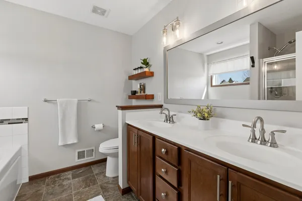 $565,000 | 21421 Hytrail Circle, Lakeville, MN 55044