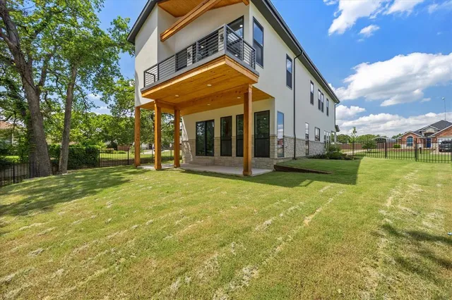 a view of a house with backyard and tree