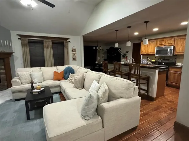 $3,200 | 1013 Diamondhead Drive, Lawrence, KS 66049