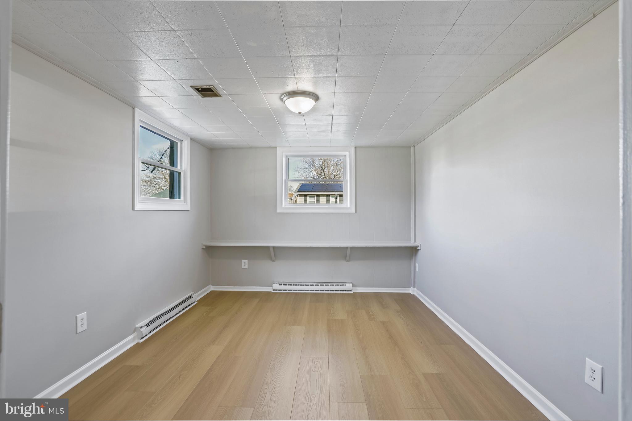 600 East Poplar Road Sterling, VA 20164 - Photo 23 of 32 an empty room with a window