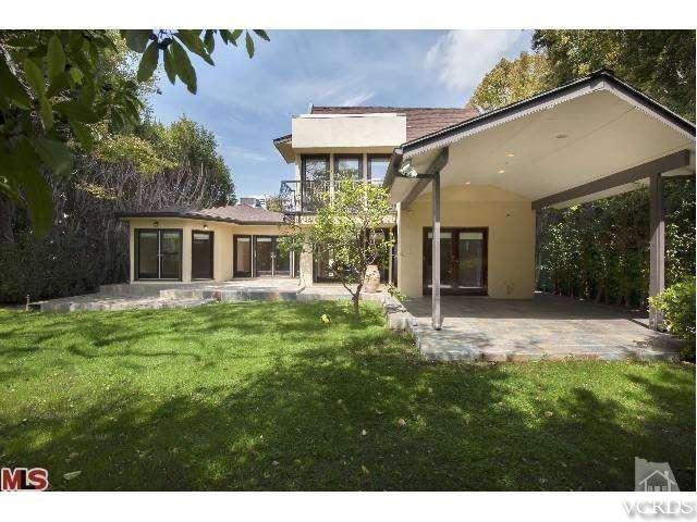 10386 Rochester Avenue Los Angeles, CA 90024 - Photo 3 of 18 a view of a house with a backyard