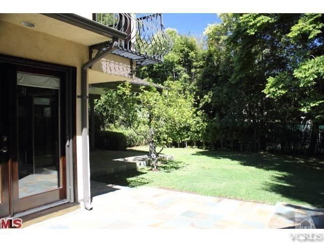 10386 Rochester Avenue Los Angeles, CA 90024 - Photo 4 of 18 a view of outdoor space and yard