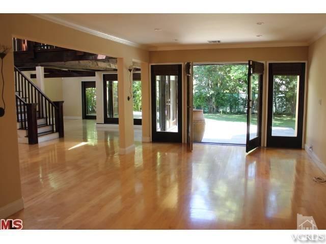 10386 Rochester Avenue Los Angeles, CA 90024 - Photo 7 of 18 a view of an entryway