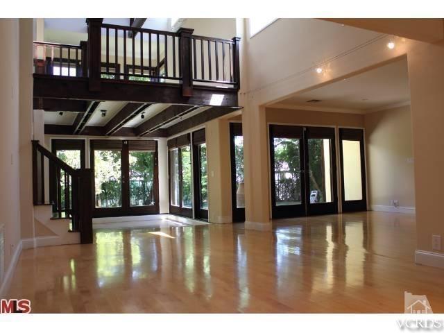 10386 Rochester Avenue Los Angeles, CA 90024 - Photo 9 of 18 a view of an entryway