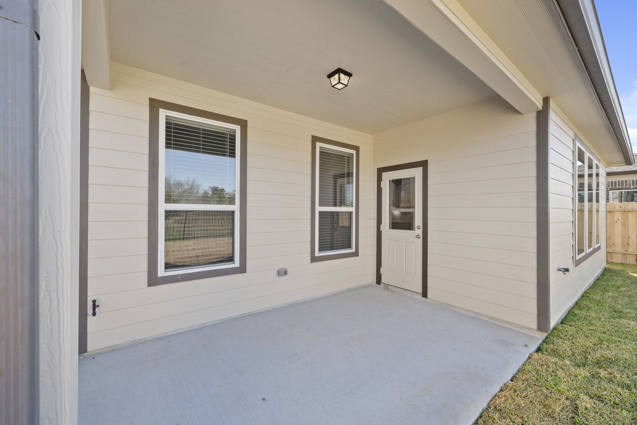 2571 Forest Cedar Lane Conroe, TX 77301 - Photo 36 of 42 a view of empty room with windows