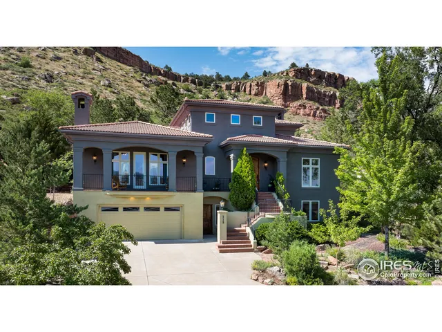 a balcony with furniture and a garden