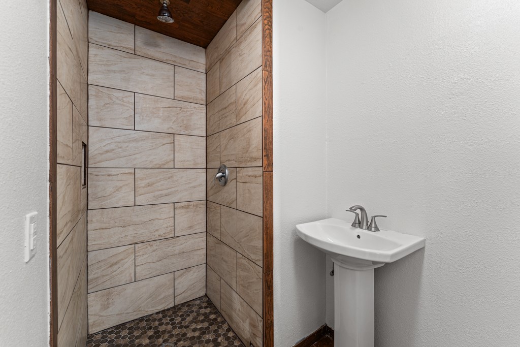1206 Walter Hoffman Road Cedar Creek, TX 78612 - Photo 27 of 40 a bathroom with a sink