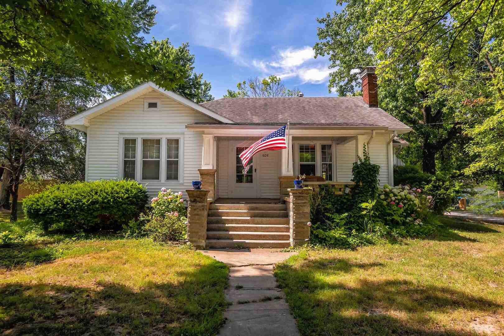 505 California Street Carterville, IL 62918 - Photo 2 of 23 front view of house with a yard
