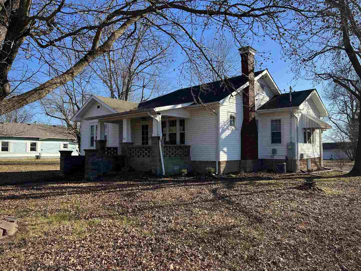505 California Street Carterville, IL 62918 - Photo 4 of 23 a front view of a house with a yard