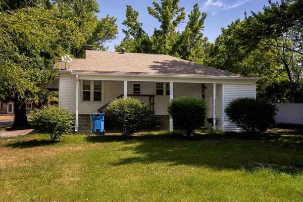 a view of a house with back yard