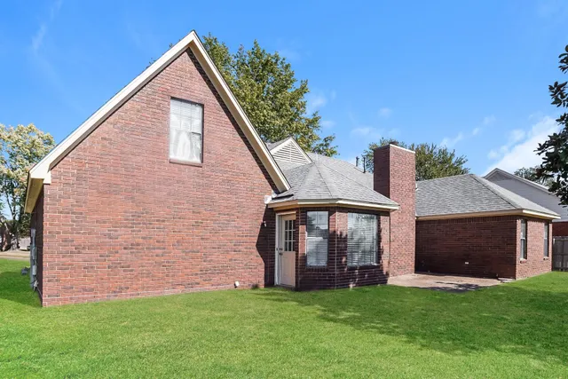 a view of front of a house with a yard