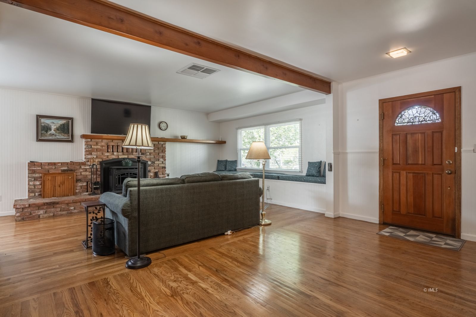 331 North Jackson Street Independence, CA 93526 - Photo 5 of 35 Living