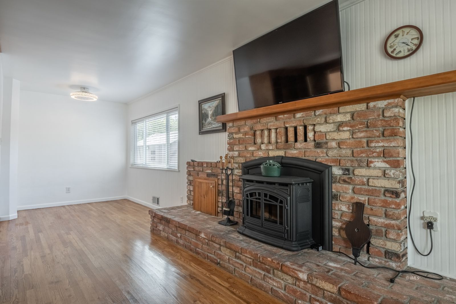 331 North Jackson Street Independence, CA 93526 - Photo 6 of 35 Living