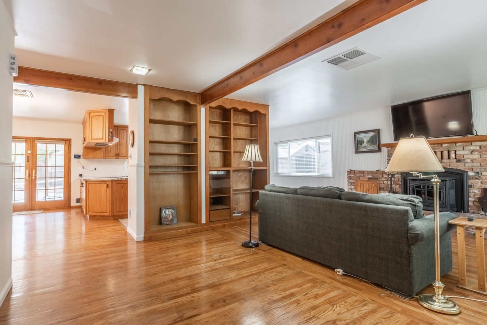 331 North Jackson Street Independence, CA 93526 - Photo 8 of 35 Living