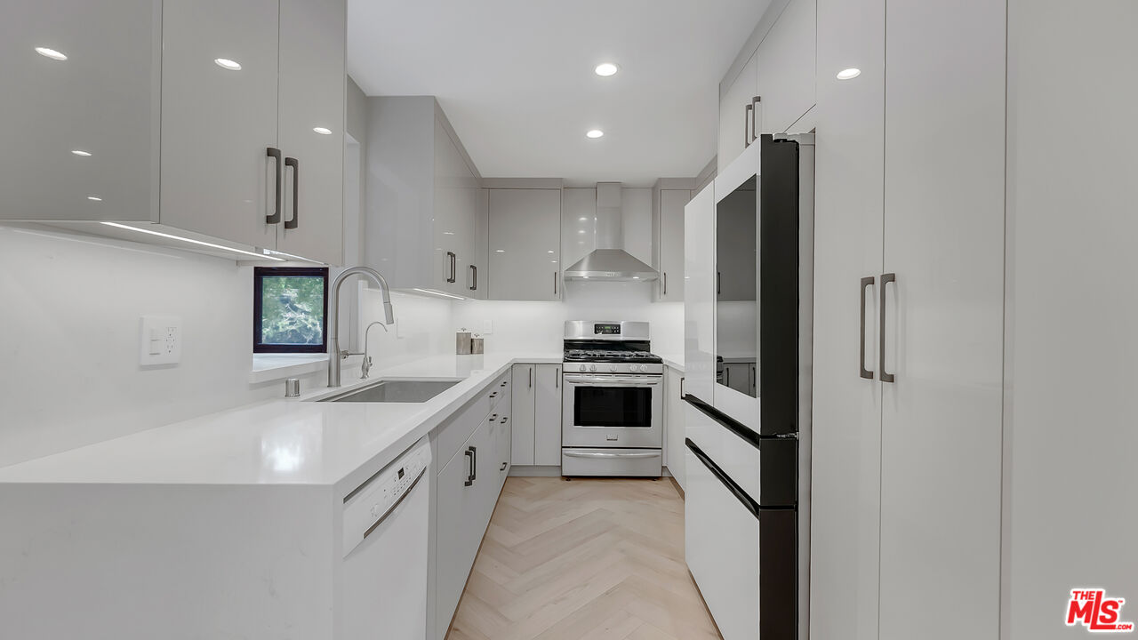 2121 Scott Road, Unit 206 Burbank, CA 91504 - Photo 11 of 39 Gallery Image 11