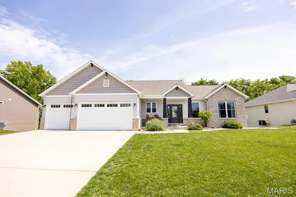 $575,000 | 1522 Sagaponak Lane, Troy, IL 62294