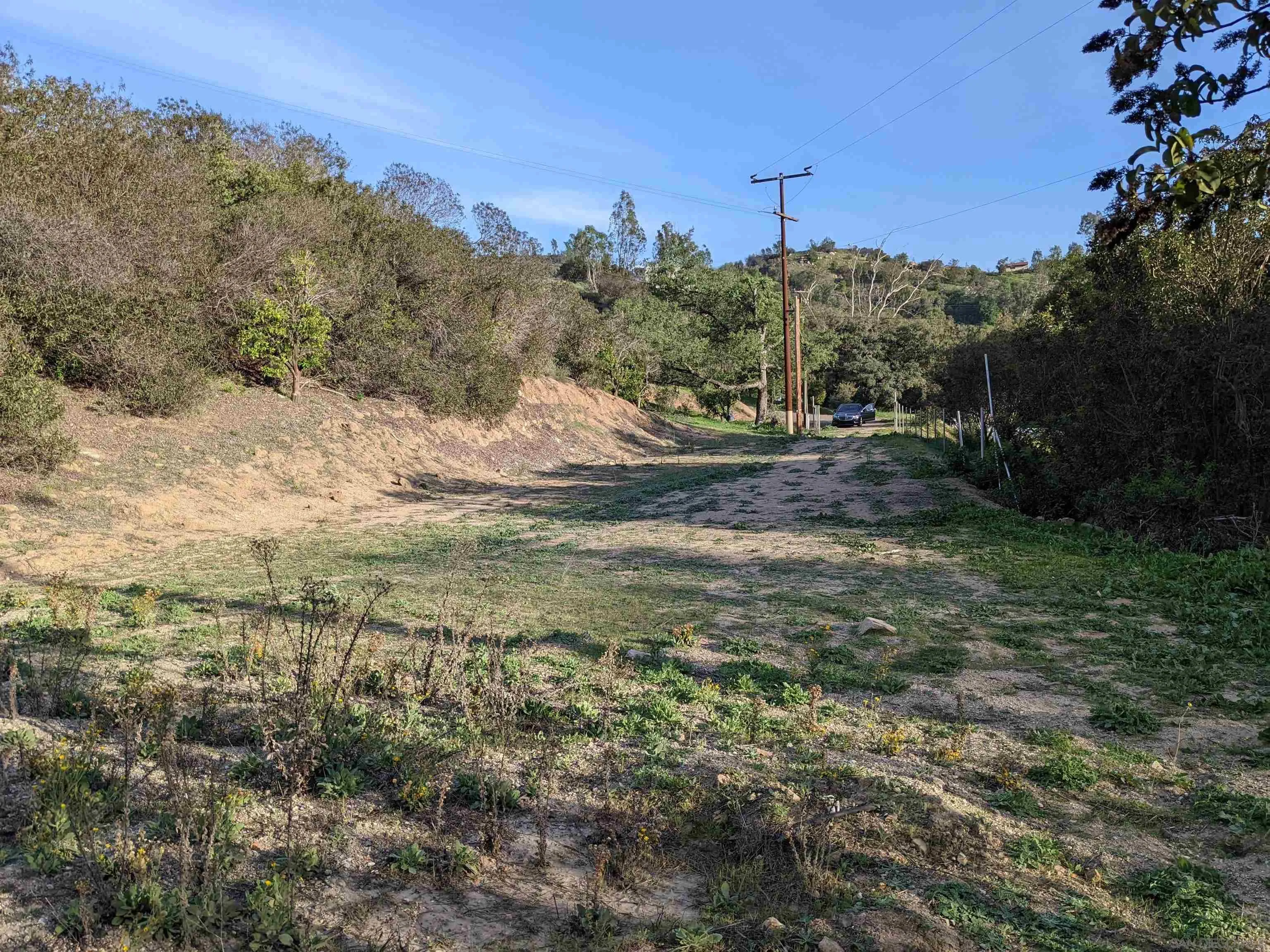 39221 Daily Road Fallbrook, CA 92028 - Photo 26 of 26 a view of a town with mountains in the background