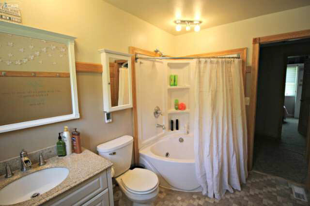 6237 Deland Road Flushing, MI 48433 - Photo 20 of 31 21167718-19.JPG