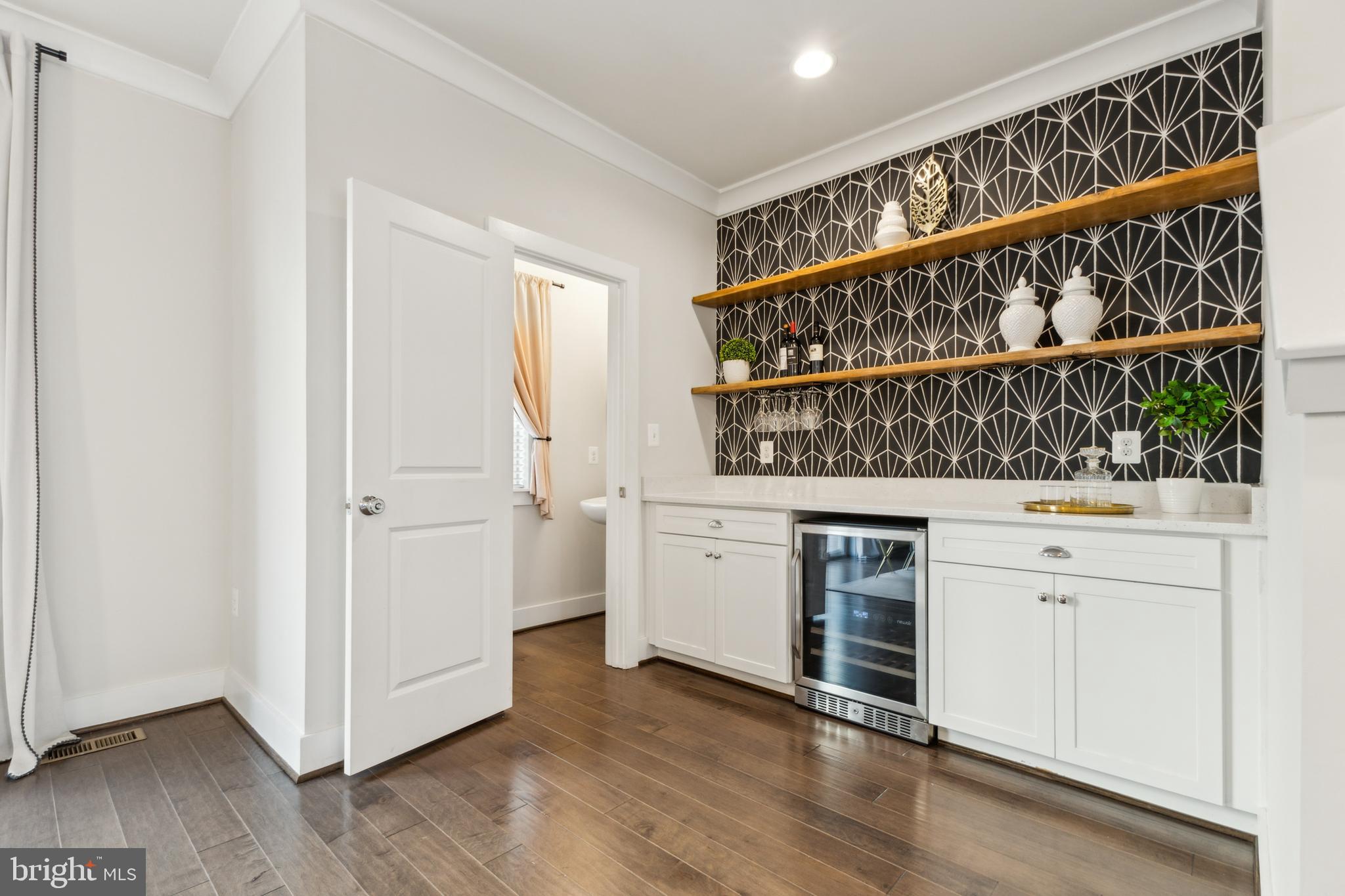 2883 Lowen Valley Road Alexandria, VA 22303 - Photo 8 of 39 Gallery Image 8