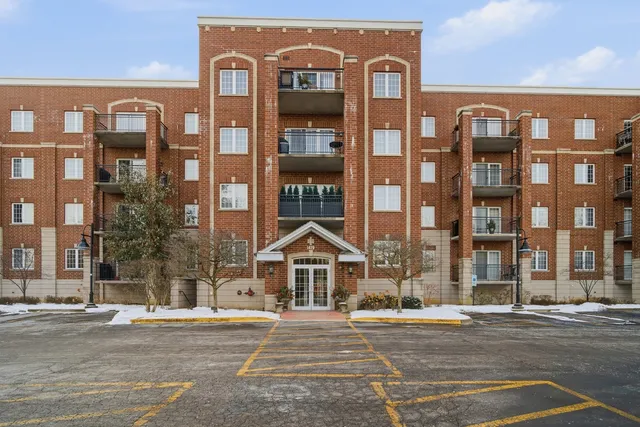 $355,000 | 1479 North Milwaukee Avenue, Unit 312, Libertyville, IL 60048