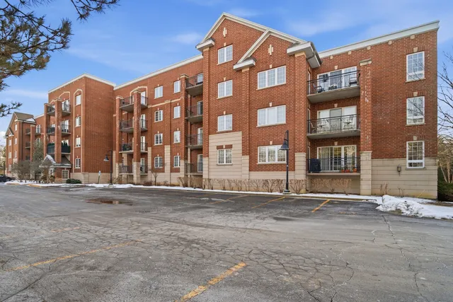 $355,000 | 1479 North Milwaukee Avenue, Unit 312, Libertyville, IL 60048