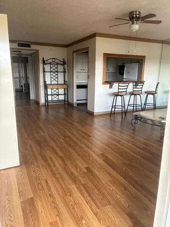 $1,500 | 700 Village Green Court, Unit 306, Palm Springs, FL 33461