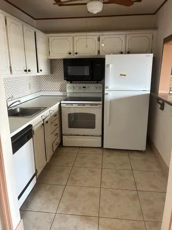 $1,500 | 700 Village Green Court, Unit 306, Palm Springs, FL 33461