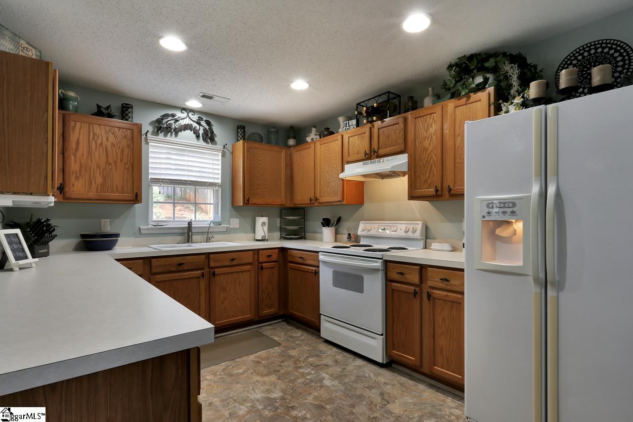 302 Rivereen Way Simpsonville, SC 29680 - Photo 4 of 19 Gallery Image 4