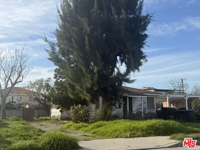 front view of house with a yard