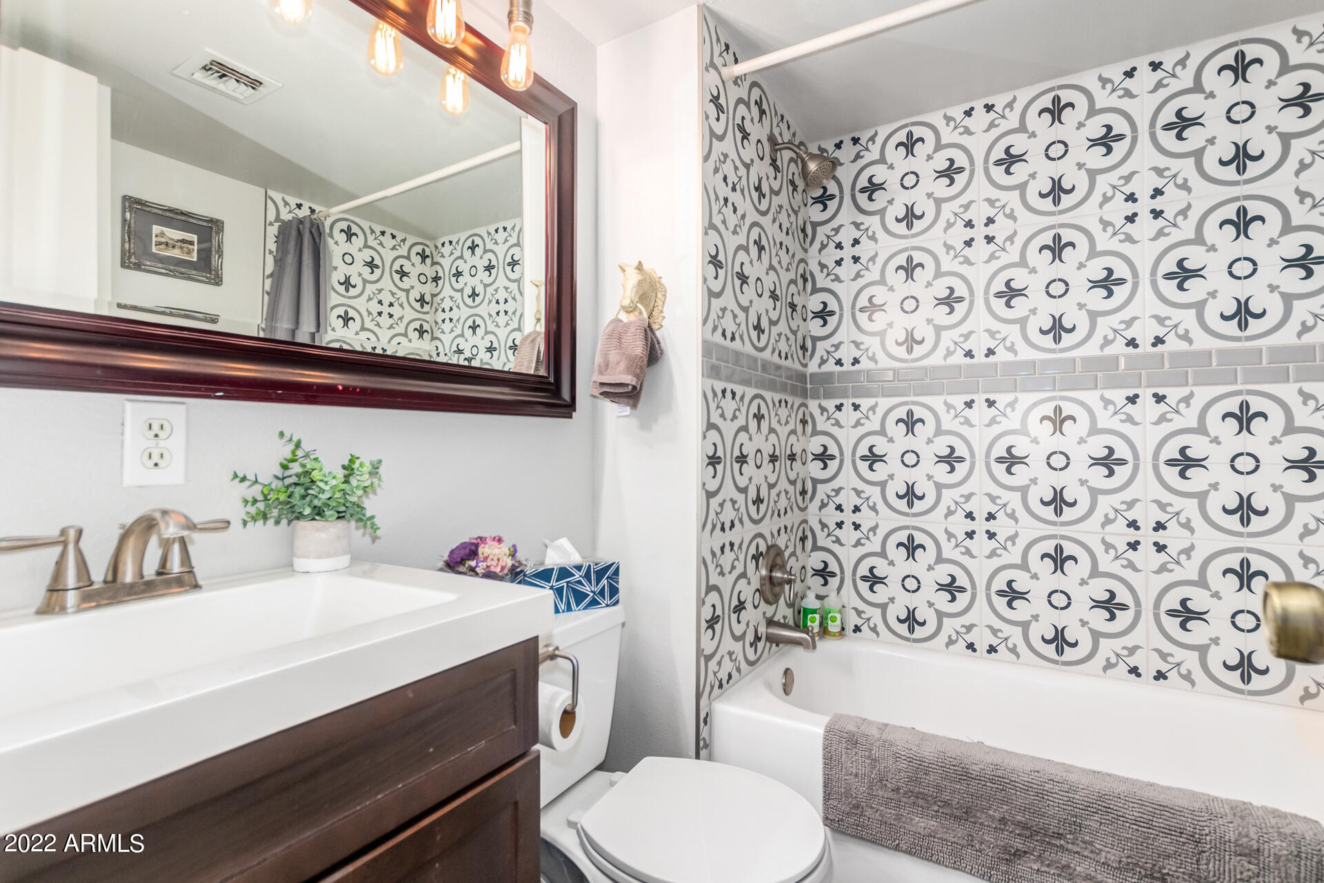 1217 North Miller Road, Unit 12 Scottsdale, AZ 85257 - Photo 18 of 25 Hall Bathroom