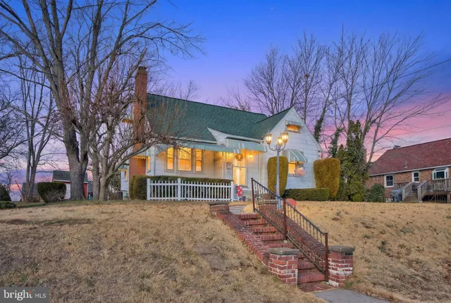 a view of house with a yard
