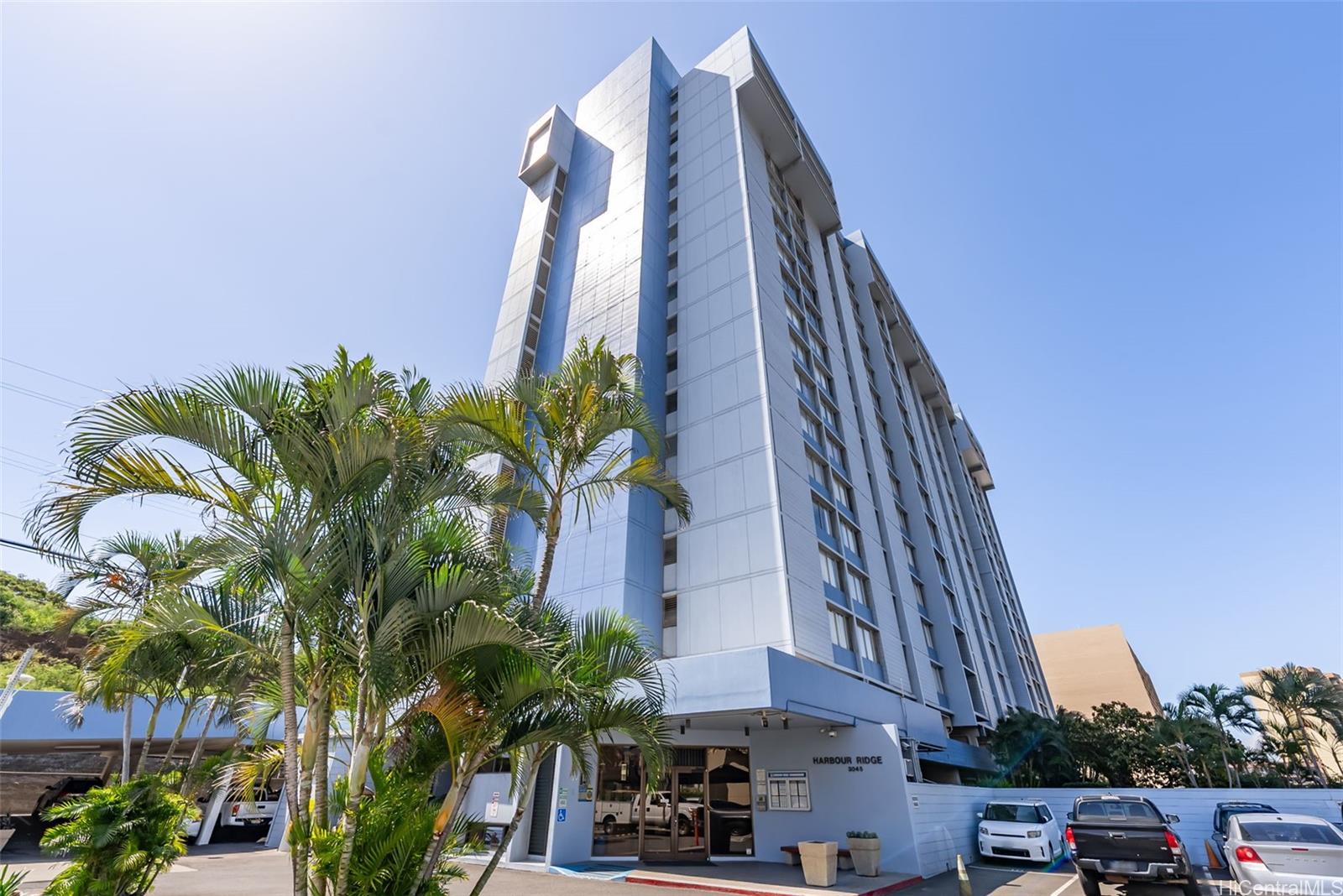 3045 Ala Napuaa Place, Unit 1305 Honolulu, HI 96818 - Photo 14 of 18 a view of a tall building with couple of cars parked in front of it