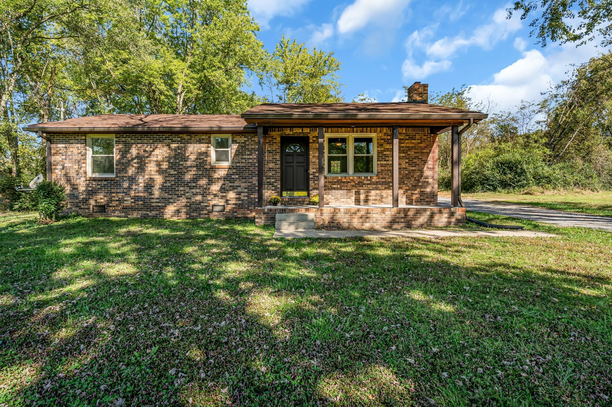 955 Hamilton Chambers Road Lebanon, TN 37087 - Photo 2 of 30 a front view of a house with garden