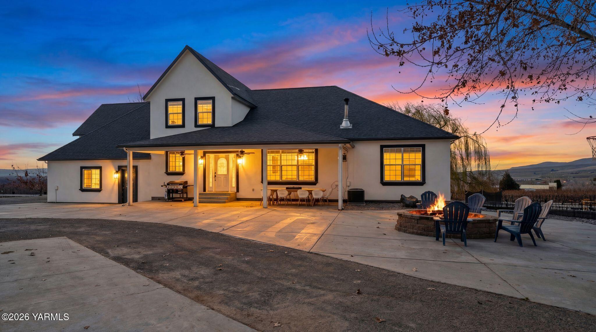 321 Gangl Road Wapato, WA 98951 - Photo 25 of 54 front view of a house with a patio