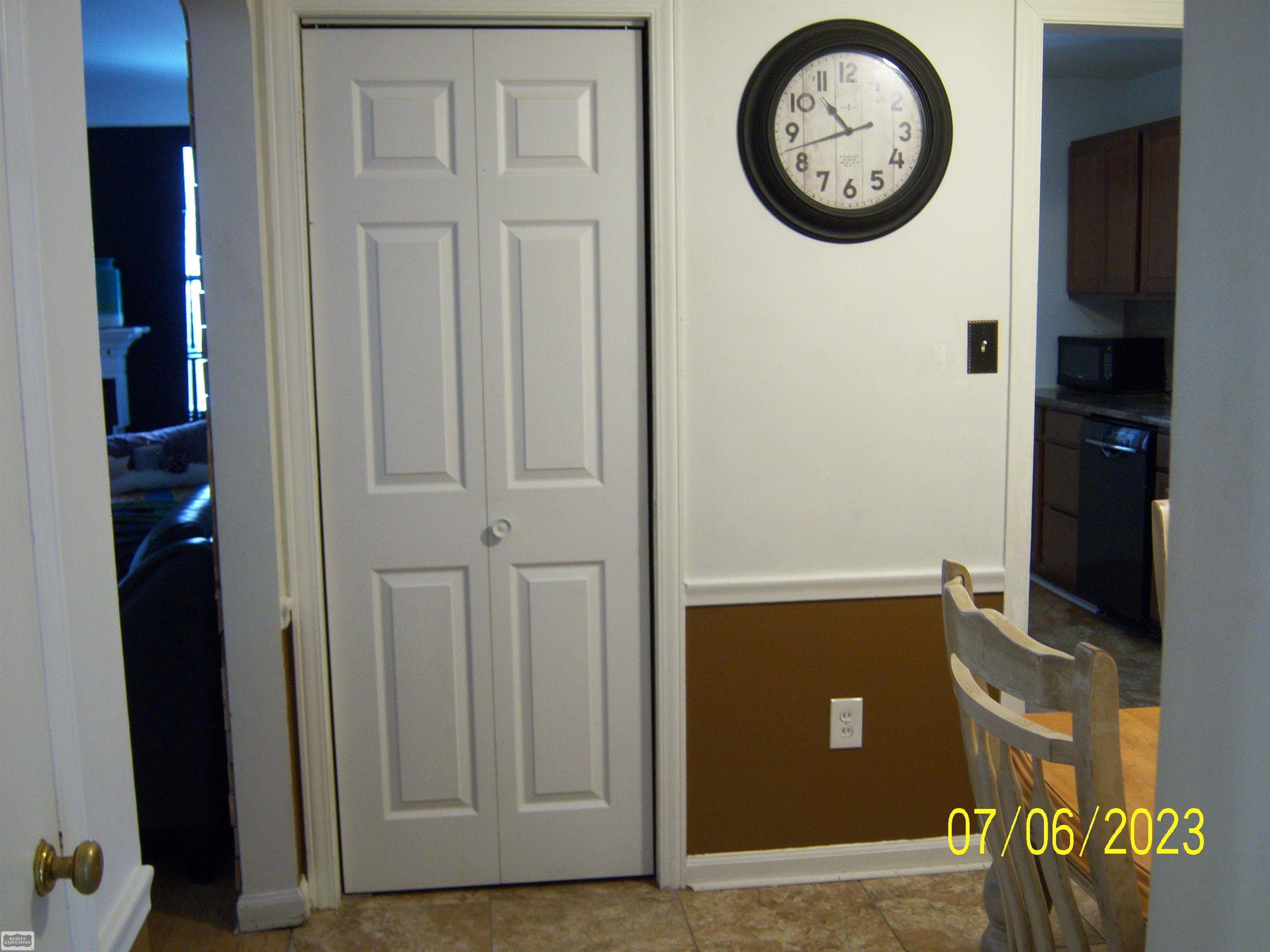 2189 Vernier Road Grosse Pointe, MI 48236 - Photo 12 of 32 50114567-11.JPG