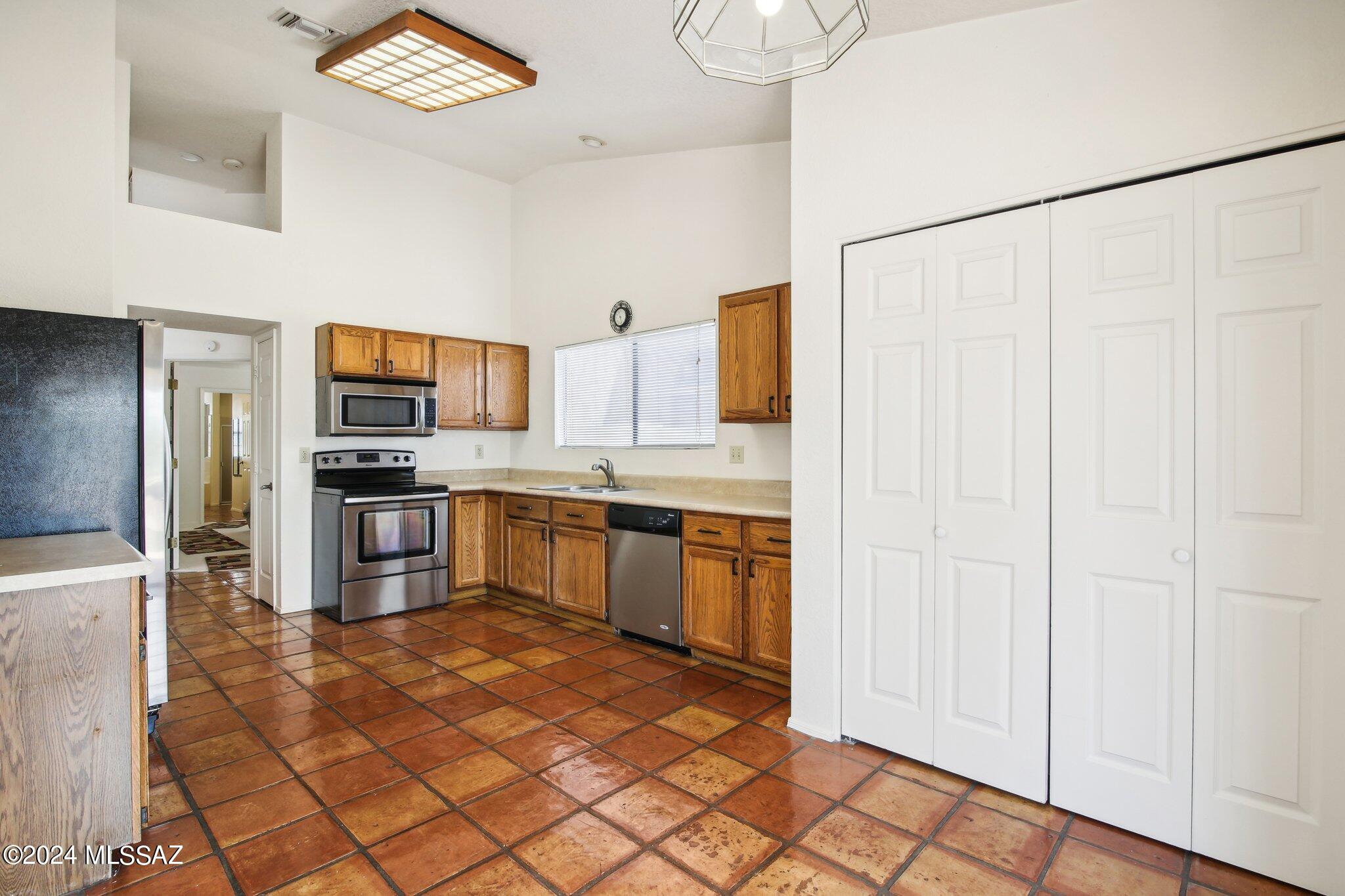 4649 West Lessing Lane Tucson, AZ 85742 - Photo 7 of 49