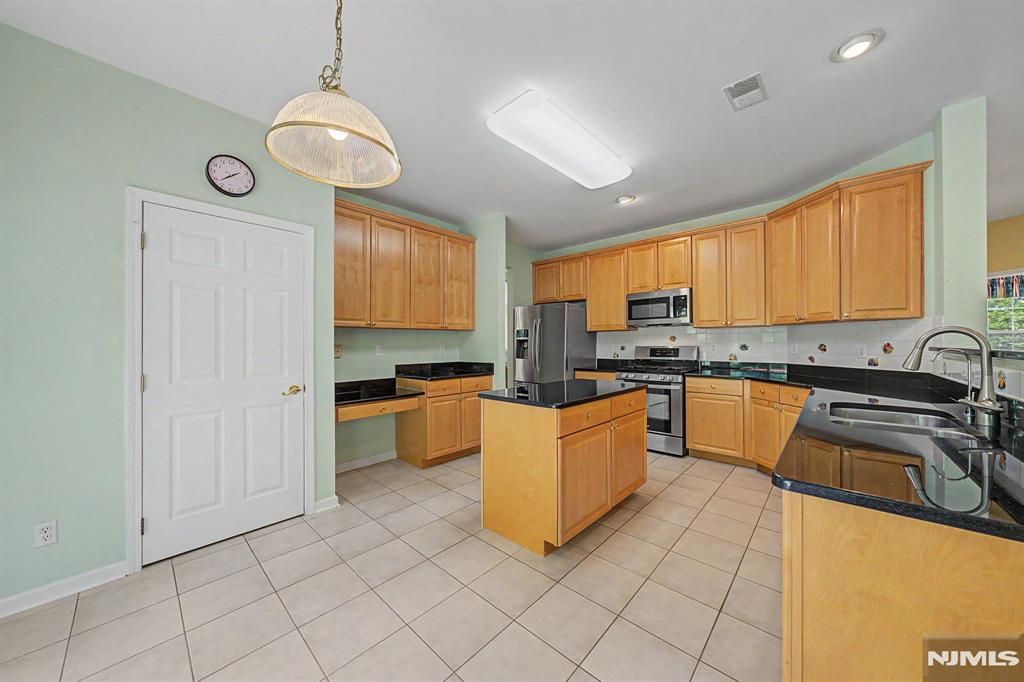 1 Skytop Ridge Oakland, NJ 07436 - Photo 9 of 43