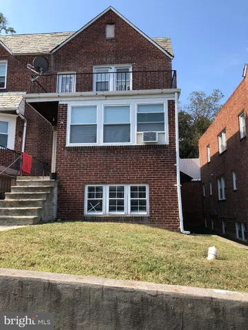 a front view of house with small yard