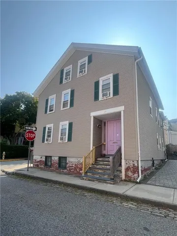 $3,800 | 27 Mt Vernon Street, Unit 1, Newport, RI 02840