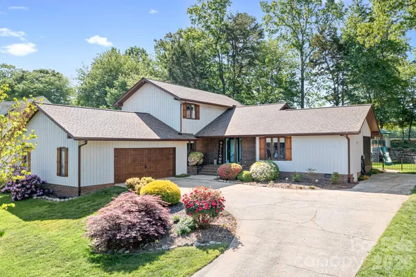 $525,000 | 3469 Lake Shore Road South, Denver, NC 28037