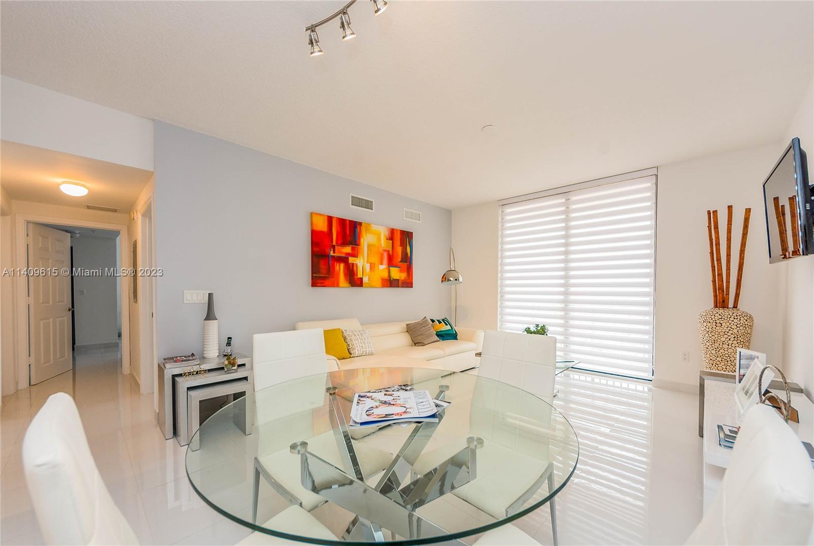 888 Douglas Road, Unit 1407 Coral Gables, FL 33134 - Photo 4 of 11 a dining room with a table and chairs