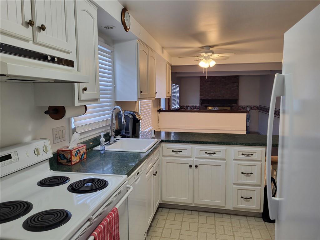 117 Farmington Drive Butler, PA 16001 - Photo 7 of 36 Eat-In Kitchen with Stove, Refrigerator, Dishwasher, and Garbage Disposal Included