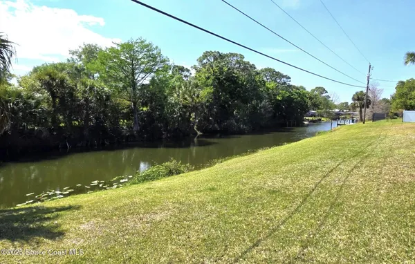 a view of pool with a yard