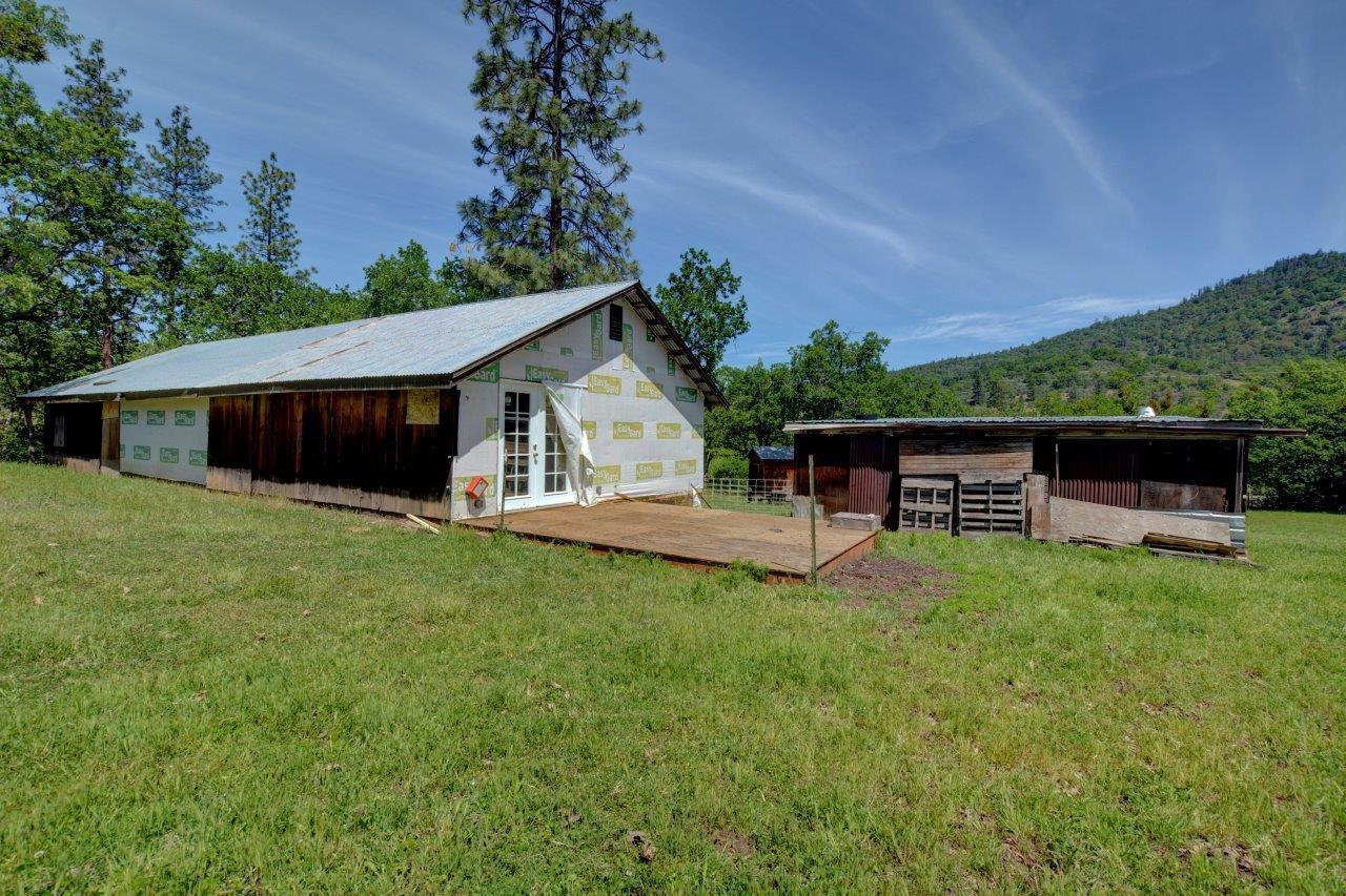 4980 East Antelope Road Eagle Point, OR 97524 - Photo 24 of 35 Deck/Staging Area - Former Wine Shop/Barn