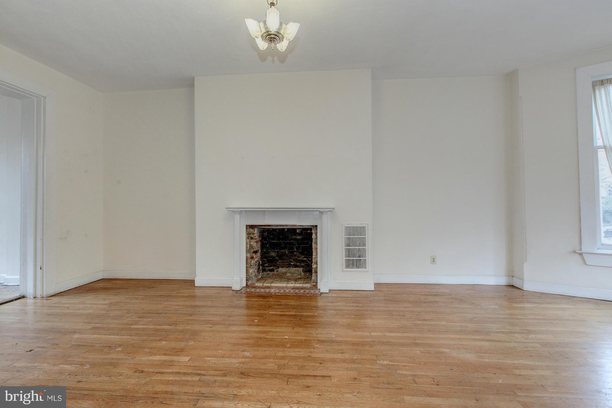 1305 Q Street Northwest Washington, DC 20009 - Photo 5 of 23 Living Room